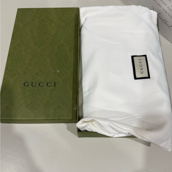 Gucci Red Pebbled Leather Wallet with Embossed Logo - Picture 8 of 12